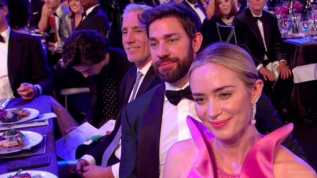 La imagen de Timothée Chalamet leyendo durante los SAG Awards se hace viral  noticias imagen