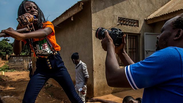 Wakaliwood, el alucinante cine de acción realizado en Uganda