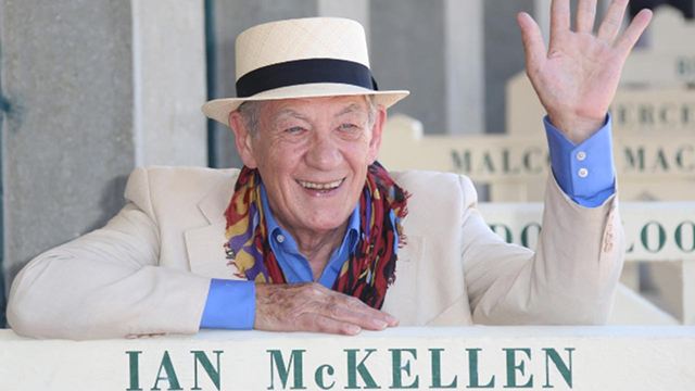 Hugh Jackman le canta Cumpleaños feliz a Ian McKellen junto al público de su espectáculo