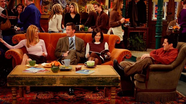 Una mujer pierde su trabajo por ver 'Friends' constantemente noticias imagen