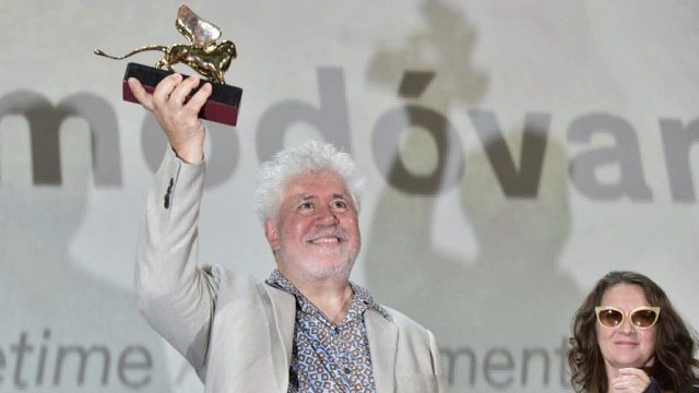 Pedro Almodóvar recibe su León de Oro como "un acto de justicia poética" noticias imagen
