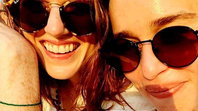 Rose Leslie y Emilia Clarke se van juntas de vacaciones y unos monos roban en su habitación