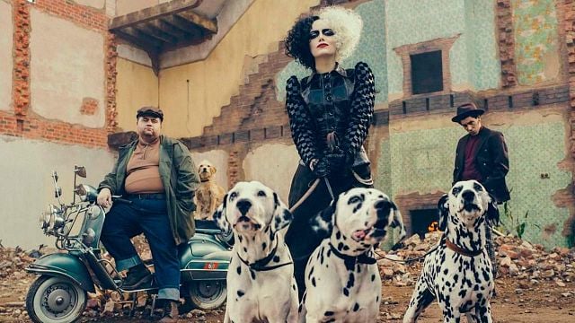 Emma Stone sigue con su estilo 'punk' en las nuevas imágenes de 'Cruella' noticias imagen