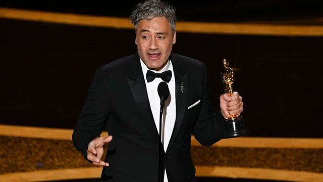 Oscar 2020: Pillan a Taika Waititi guardando su Oscar a Mejor guión adaptado bajo un asiento