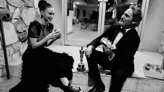 Joaquin Phoenix, Rooney Mara, su Oscar y una hamburguesa, la imagen de la noche noticias imagen