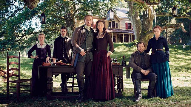 'Outlander': Por qué la escena del alquitrán y las plumas era necesaria noticias imagen