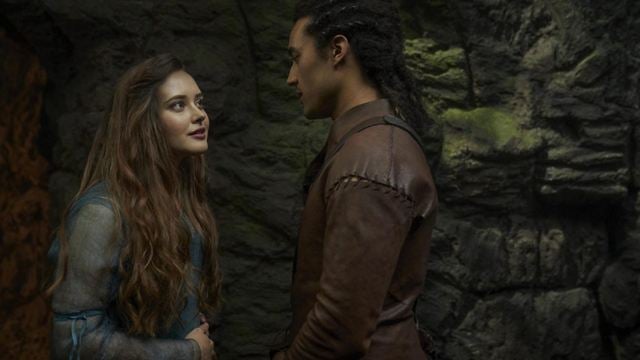 'Maldita': Primer vistazo a la serie de Netflix que reescribe la leyenda del Rey Arturo con Katherine Langford y Gustaf Skarsgård