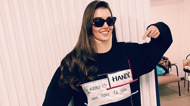 'Love is in the air': Los problemas de cuello de Hande Erçel, posible razón del parón del rodaje noticias imagen