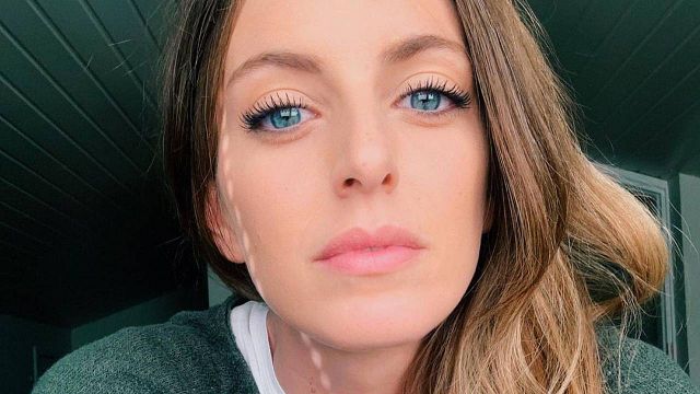 Así es Bige Önal ('Love is in the air'): hija de futbolista, educación internacional y un hermano que no conoce noticias imagen