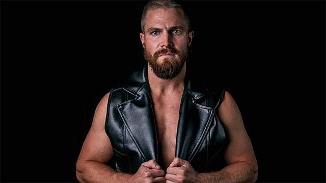 Stephen Amell olvida por completo a Oliver Queen en 'Heels', su primera serie tras 'Arrow' noticias imagen