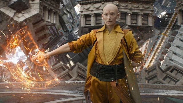 Kevin Feige reconoce que fue un error fichar a Tilda Swinton como La Anciana en 'Doctor Strange' noticias imagen