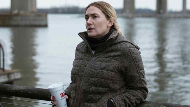 'Mare of Easttown': La locura por la serie de Kate Winslet obliga a la policía a intervenir en el pueblo donde se rodó noticias imagen