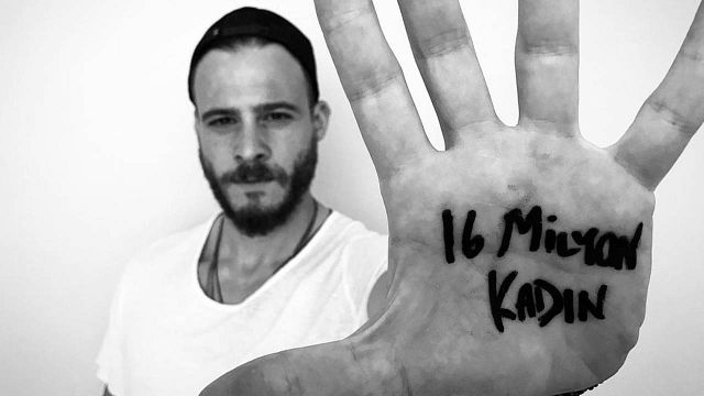 Kerem Bürsin lanza un emotivo discurso a las mujeres: "Necesitamos un mundo más bonito"