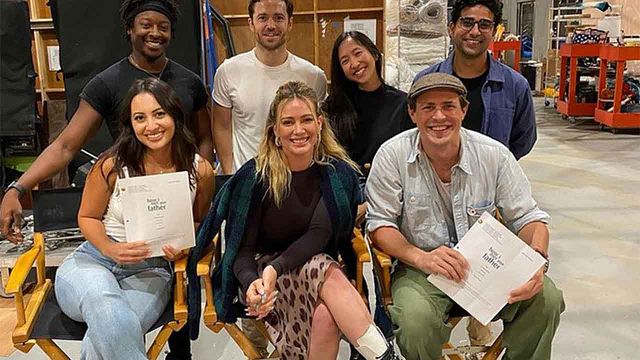 La primera imagen tras las cámaras de 'How I Met You Father' delata la ausencia de otro icónico elemento de la original noticias imagen