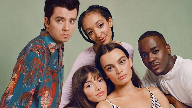 Las parejas reales que han surgido en 'Sex Education' (y el resto de relaciones del reparto) noticias imagen