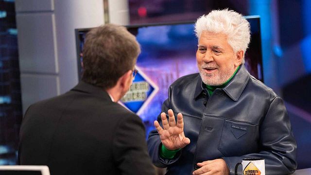 El morreo con Uma Thurman y el consejo de su madre para que dejase el cine: Pedro Almodóvar se confiesa en 'El Hormiguero'