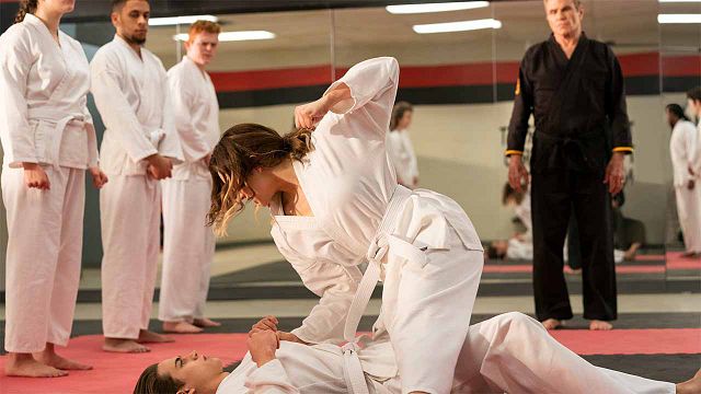 'Cobra Kai': nuevos estudiantes, alianzas y más guiños a 'Karate Kid' en las imágenes inéditas de la temporada 4