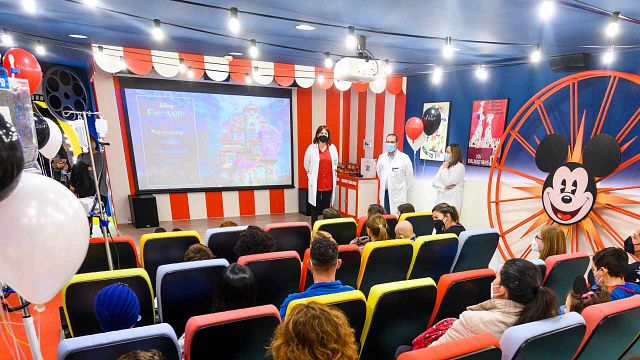 Juegaterapia y Disney inauguran un nuevo cine infantil en el hospital Torrecárdenas de Almería noticias imagen