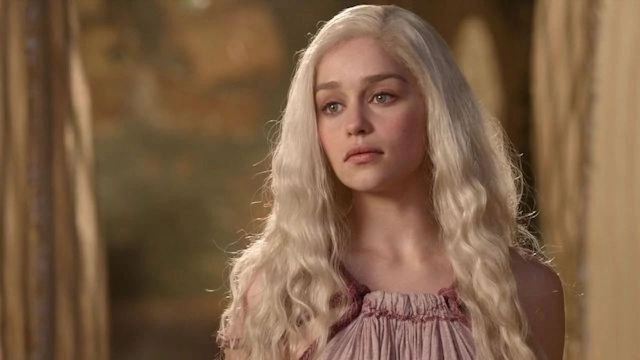 "Es extraordinario que pueda hablar": Emilia Clarke se sincera sobre sus problemas de salud 