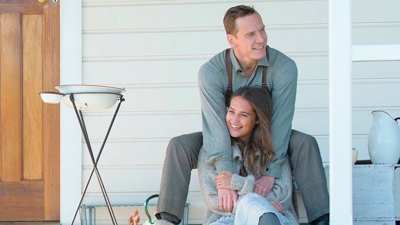 Michael Fassbender y Alicia Vikander en 'La luz entre los océanos'. 