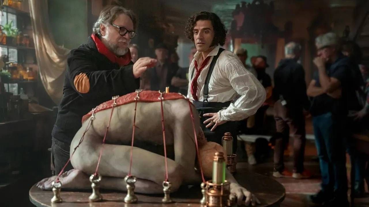 Guillermo del Toro junto a Oscar Isaac, que da vida a Víctor Frankenstein, en 'Frankenstein'