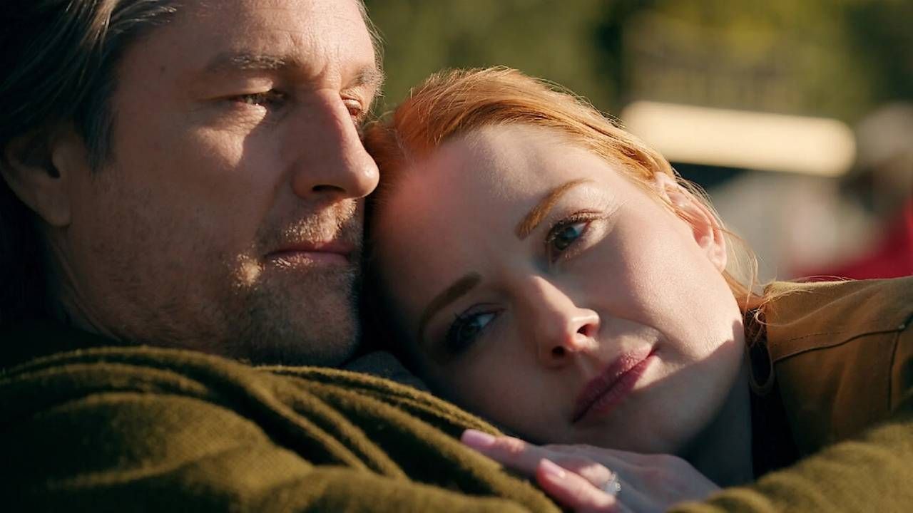 Martin Henderson y Alexandra Breckenridge como Jack y Mel en 'Un lugar para soñar'