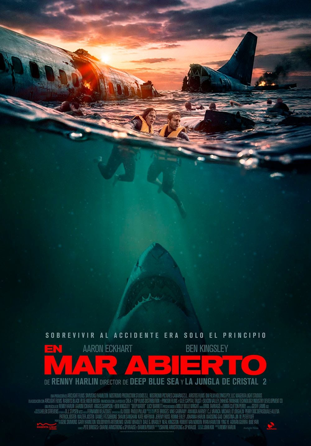 Un avión estrellado en un mar infestado de tiburones, con supervivientes luchando por su vida