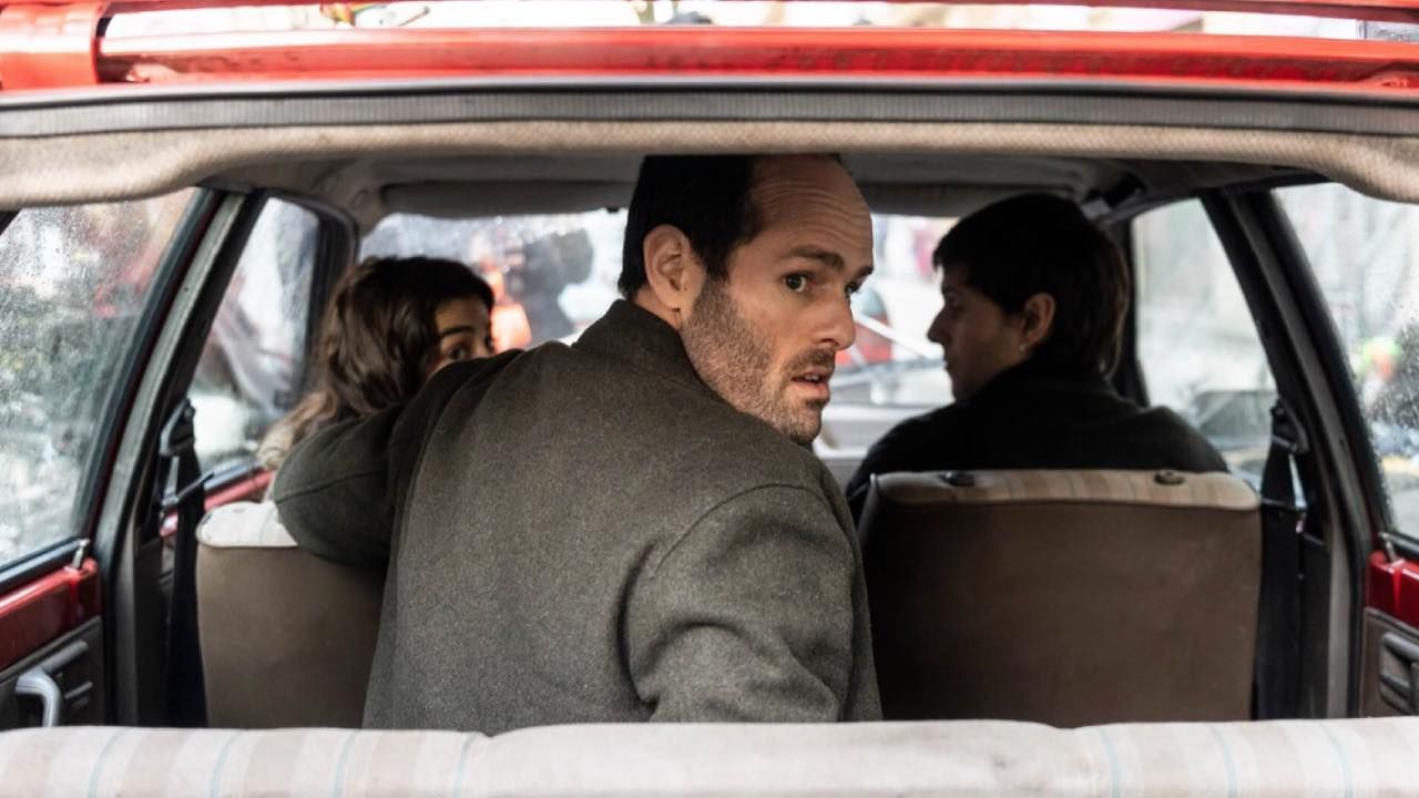 En primer plano, Diego Anido como Sergio Polo. En segundo, Carolina Yuste como Arantxa e Iñigo Gastesi como Kepa Echevarría