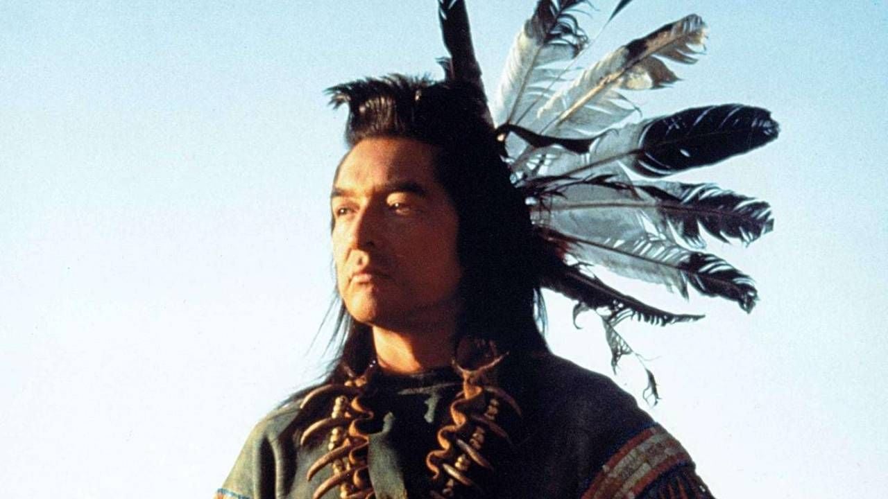 Graham Greene como Ave que Patea en 'Bailando con lobos'