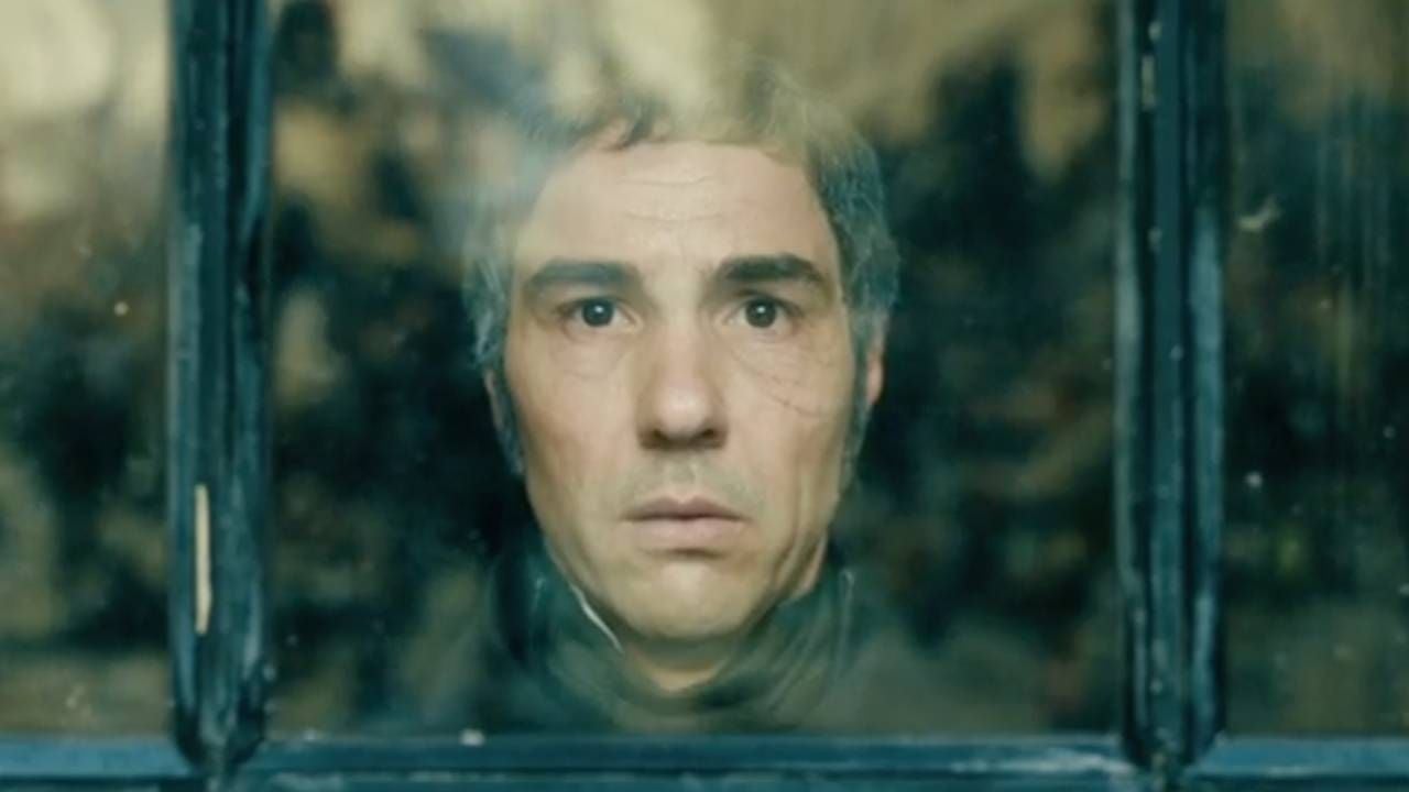 Tahar Rahim como el inspector Javert en 'Los miserables'