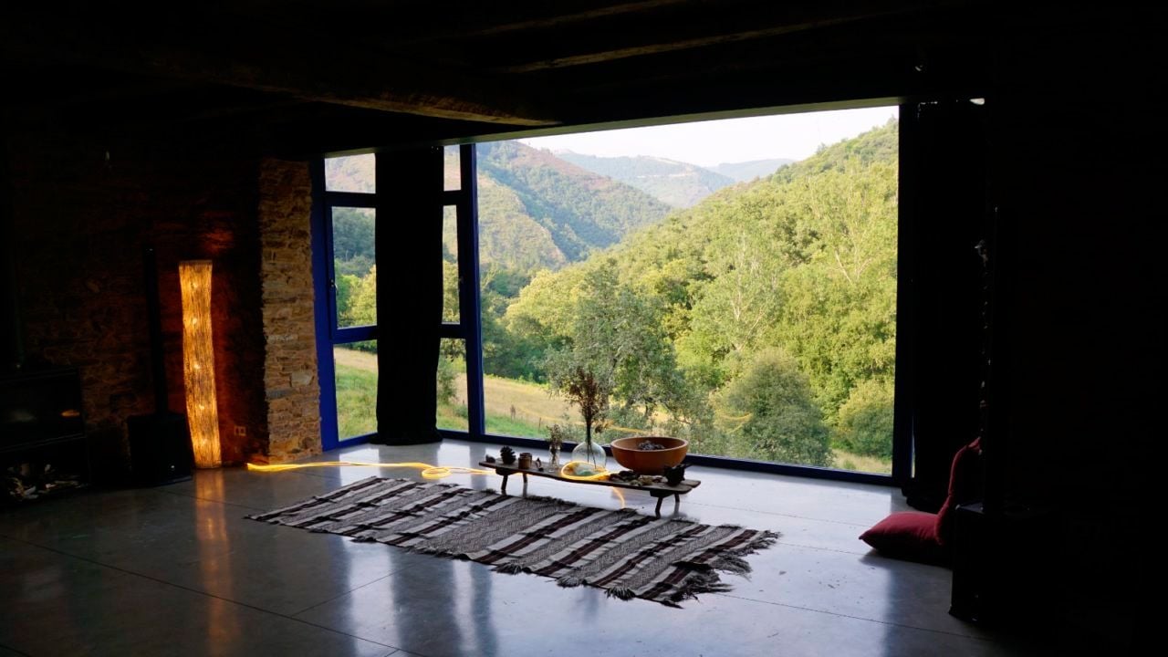 La remota aldea gallega sin apenas habitantes en la que reside Oliver Laxe: «Somos cuatro personas por kilómetro cuadrado»