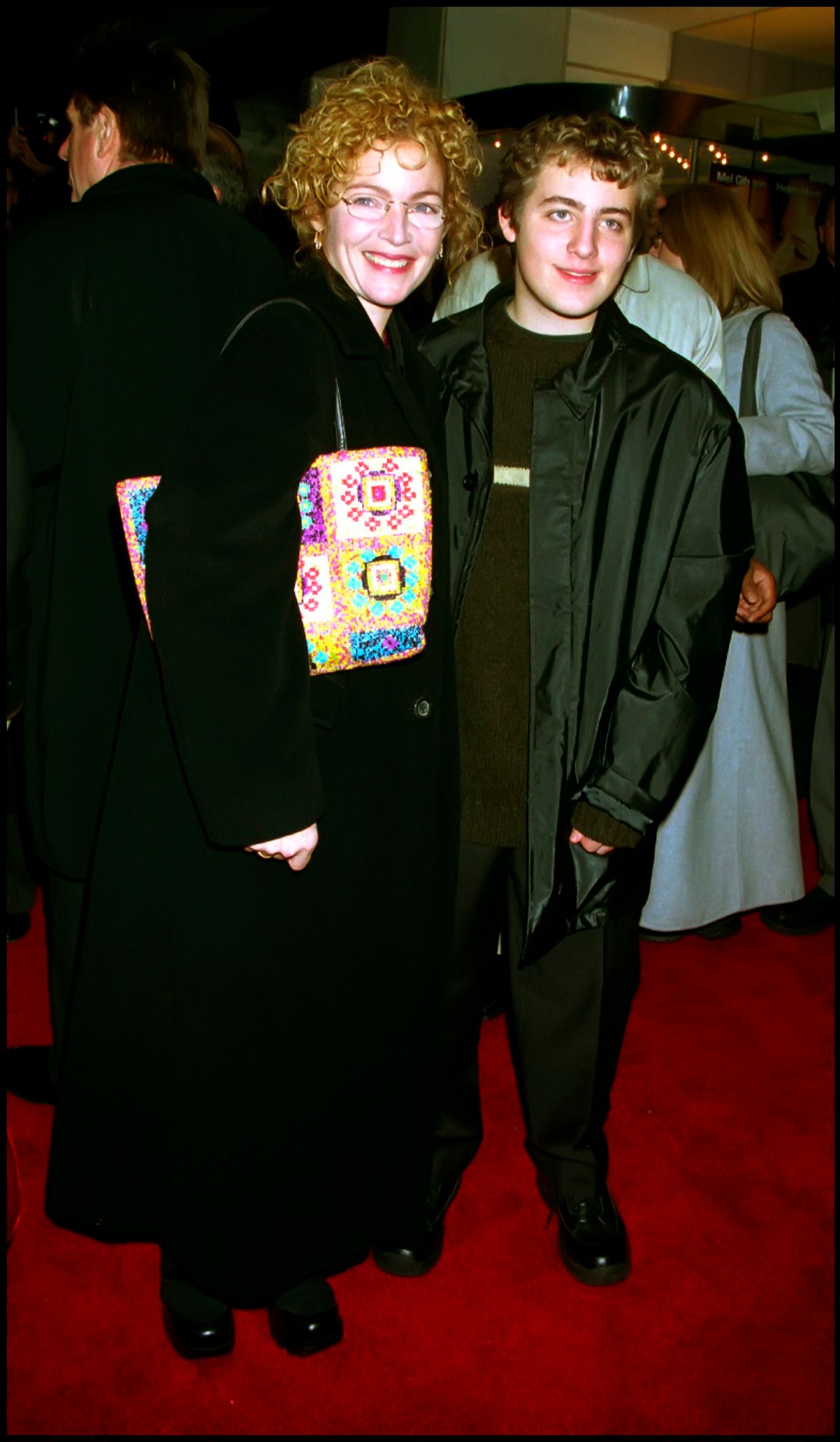 Amy Irving y Max Spielberg en el estreno de En qué piensan las mujeres.