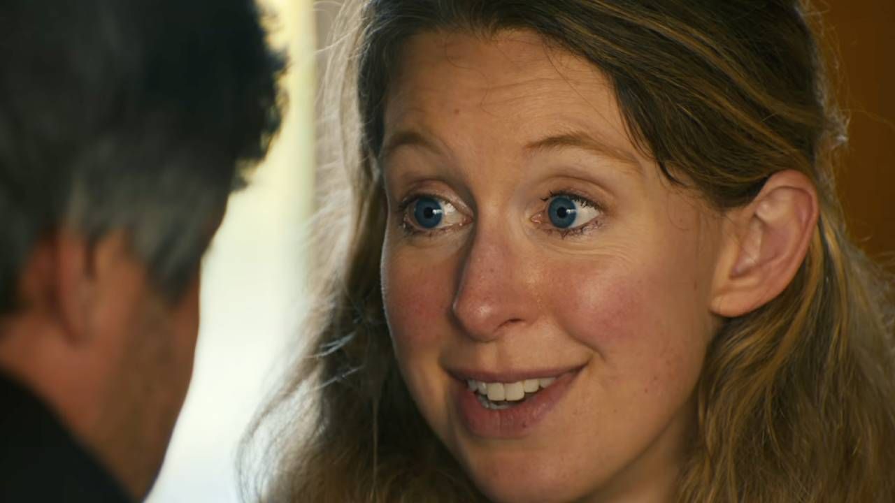 Dos directores grabaron en secreto a Elizabeth Holmes antes de entrar en la cárcel: Acaban de revelar su documental sobre una de las mayores estafadoras de la historia
