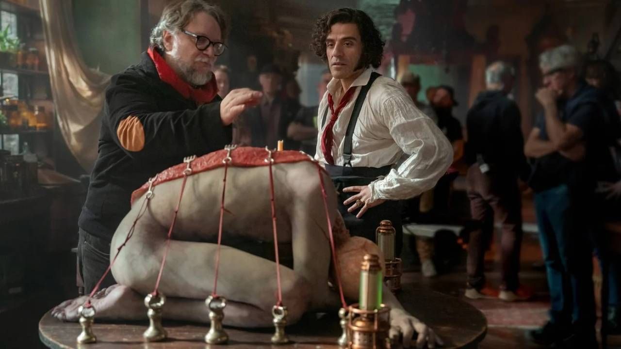 Guillermo del Toro junto a Oscar Isaac en 'Frankenstein'