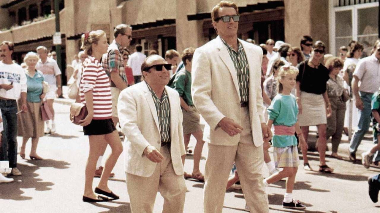 Danny DeVito y Arnold Schwarzenegger en 'Los gemelos golpean dos veces'