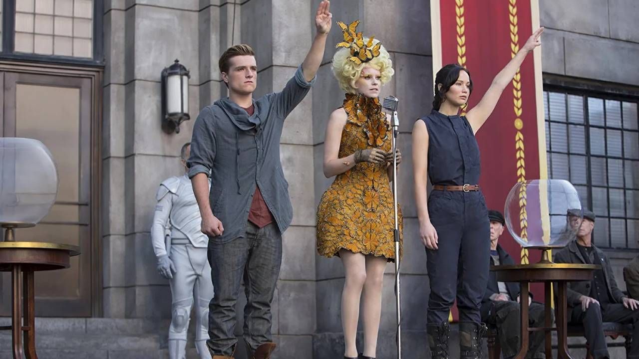 Josh Hutcherson junto a Elizabeth Banks y Jennifer Lawrence en 'Los Juegos del Hambre: Sinsajo'