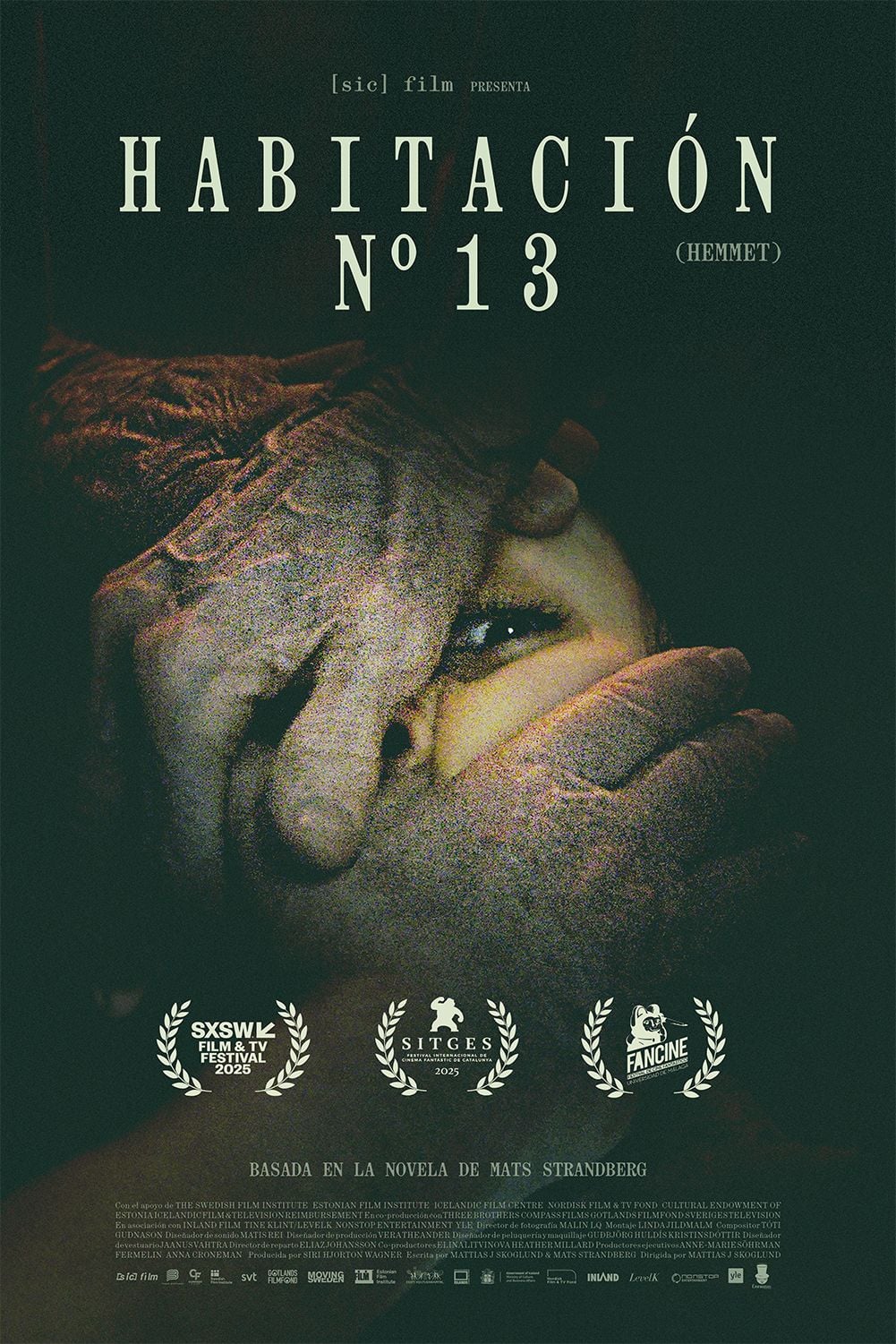 Cartel de la película Habitación nº13 mostrando a una anciana en una residencia oscura con una figura borrosa al fondo