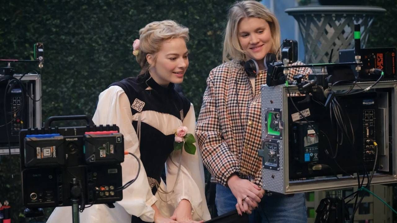Margot Robbie y Emerald Fennell durante el rodaje de 'Cumbres Borrascosas'