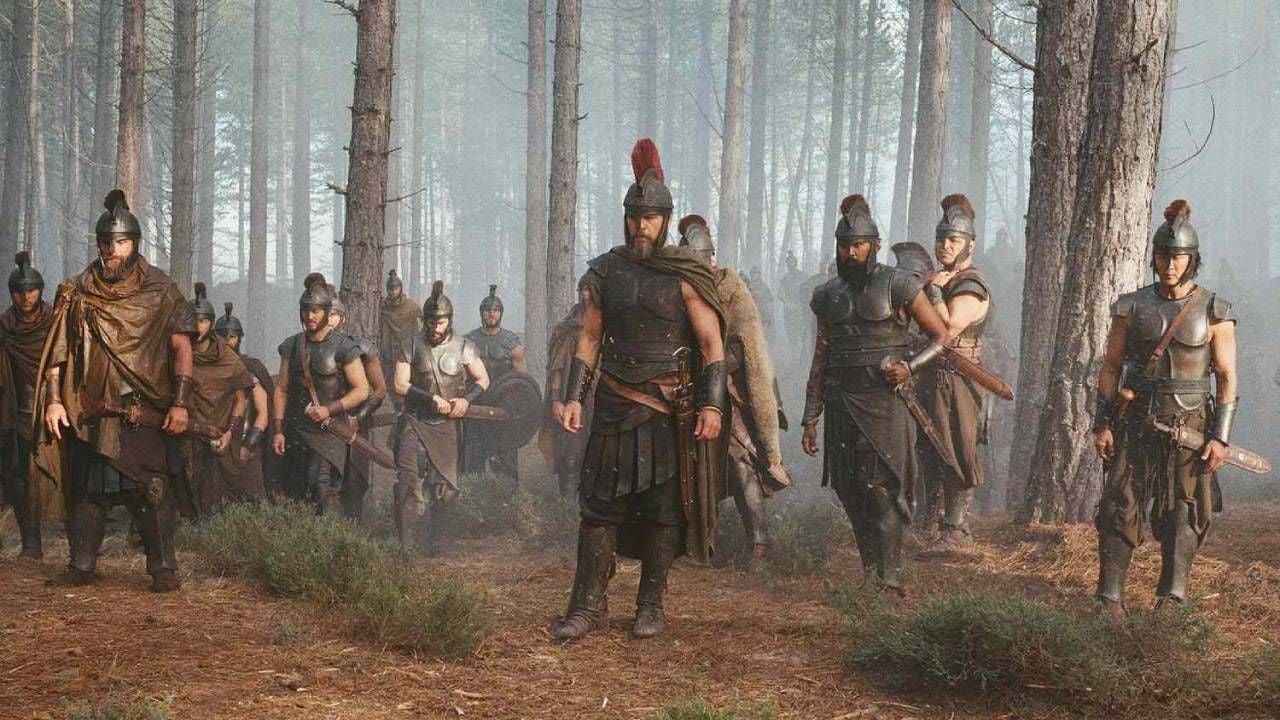 Matt Damon, en el centro de la imagen, como Ulises en 'La Odisea'
