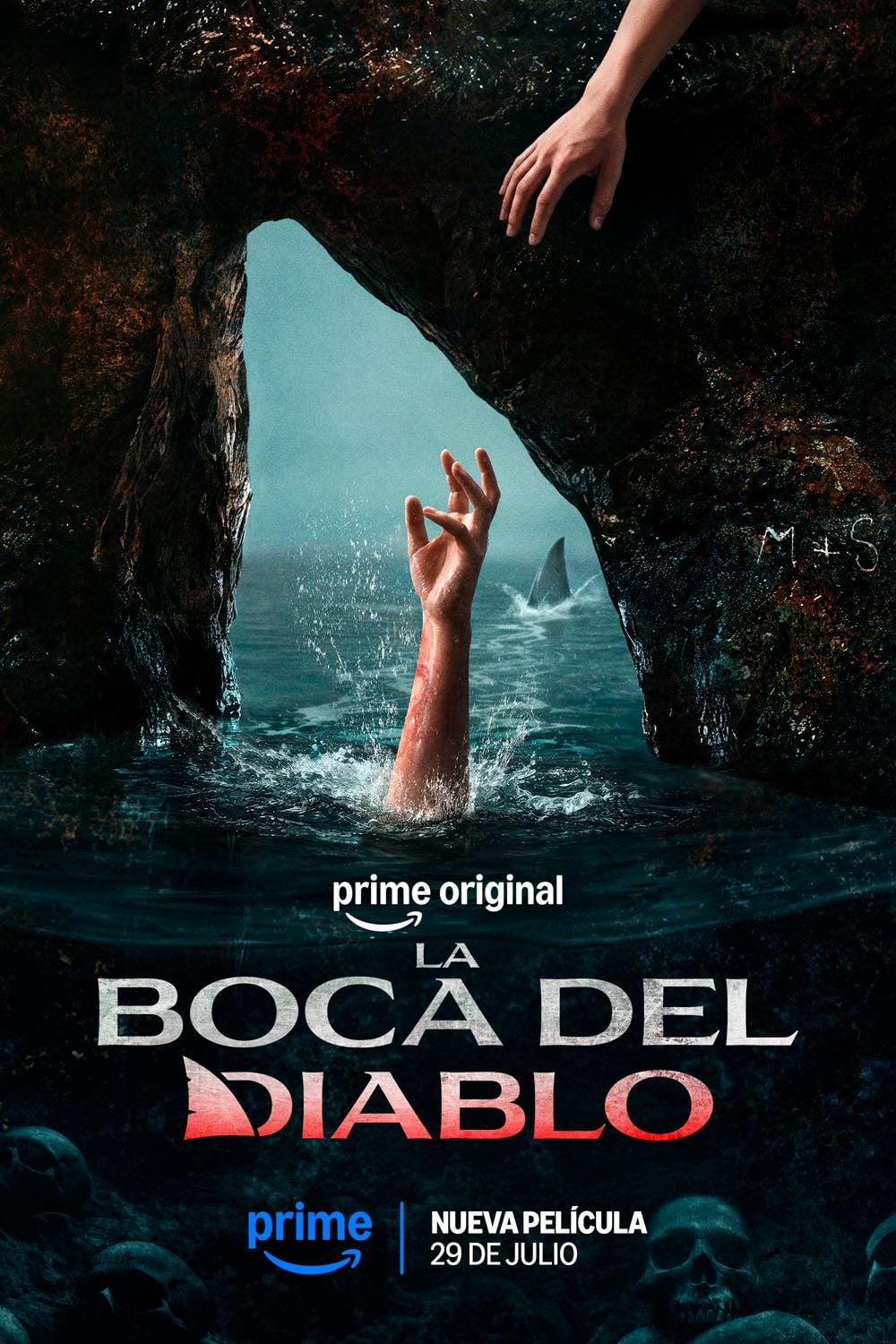 Escena submarina de 'La boca del diablo' con los protagonistas atrapados en una cueva oscura y un depredador acechando en la oscuridad.