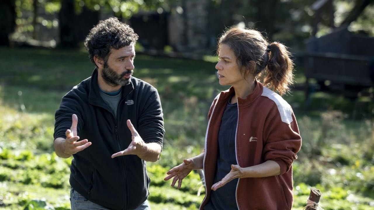 Rodrigo Sorogyen en el rodaje de 'As bestas' junto a la actriz Marina Foïs.