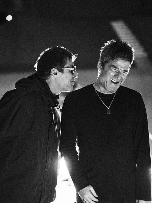 Liam y Noel Gallagher de Oasis en un escenario, capturados en el documental 'Don't Look Back In Anger'.