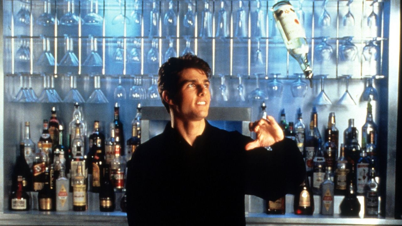 Tom Cruise no dejaba de romper las botellas en 'Cocktail'. Por suerte, encontraron la solución más lógica