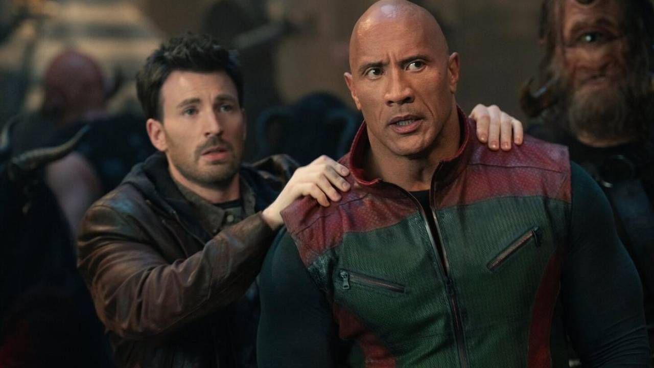 Costó 250 millones de dólares, pero terminó en 'streaming' en solo un mes: por qué lo nuevo de Chris Evans y Dwayne Johnson ha ido directo a vídeo