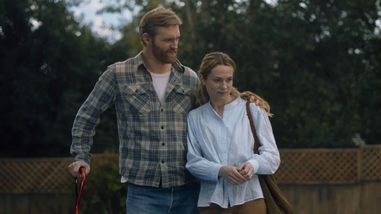 Wyatt Russell y Kerry Condon en 'La piscina'