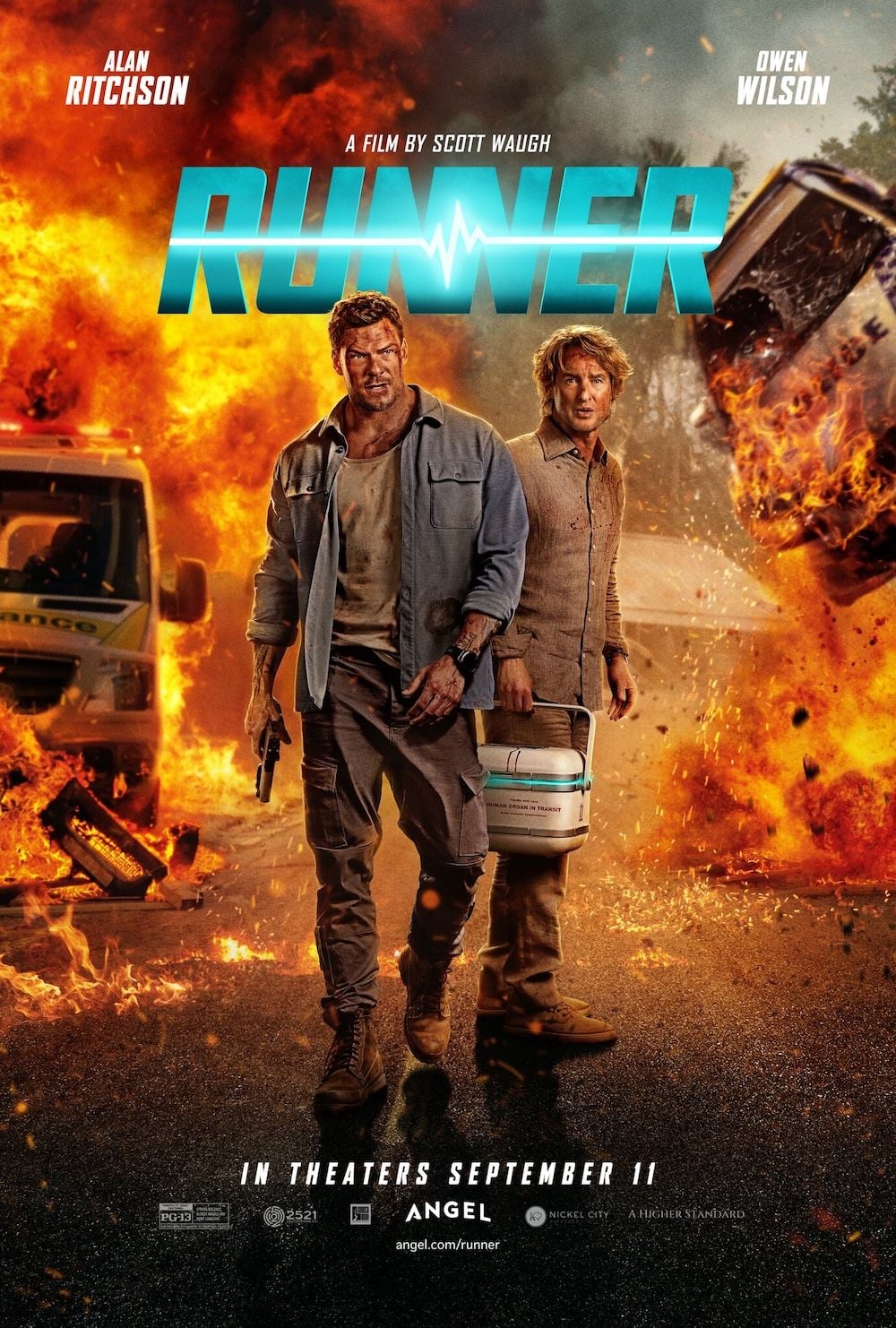 Alan Ritchson y Owen Wilson en una escena de acción intensa en 'Entrega al límite'.