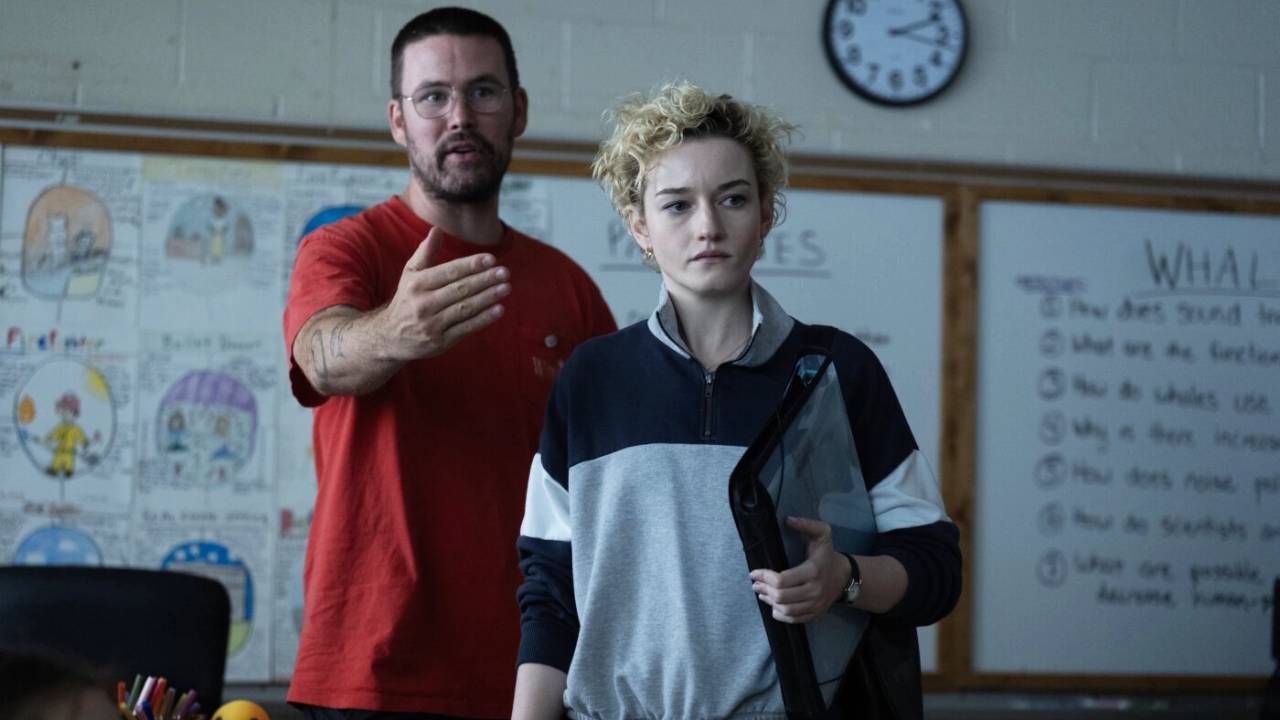 Zach Cregger en el rodaje de 'Weapons' junto a la actriz Julia Garner