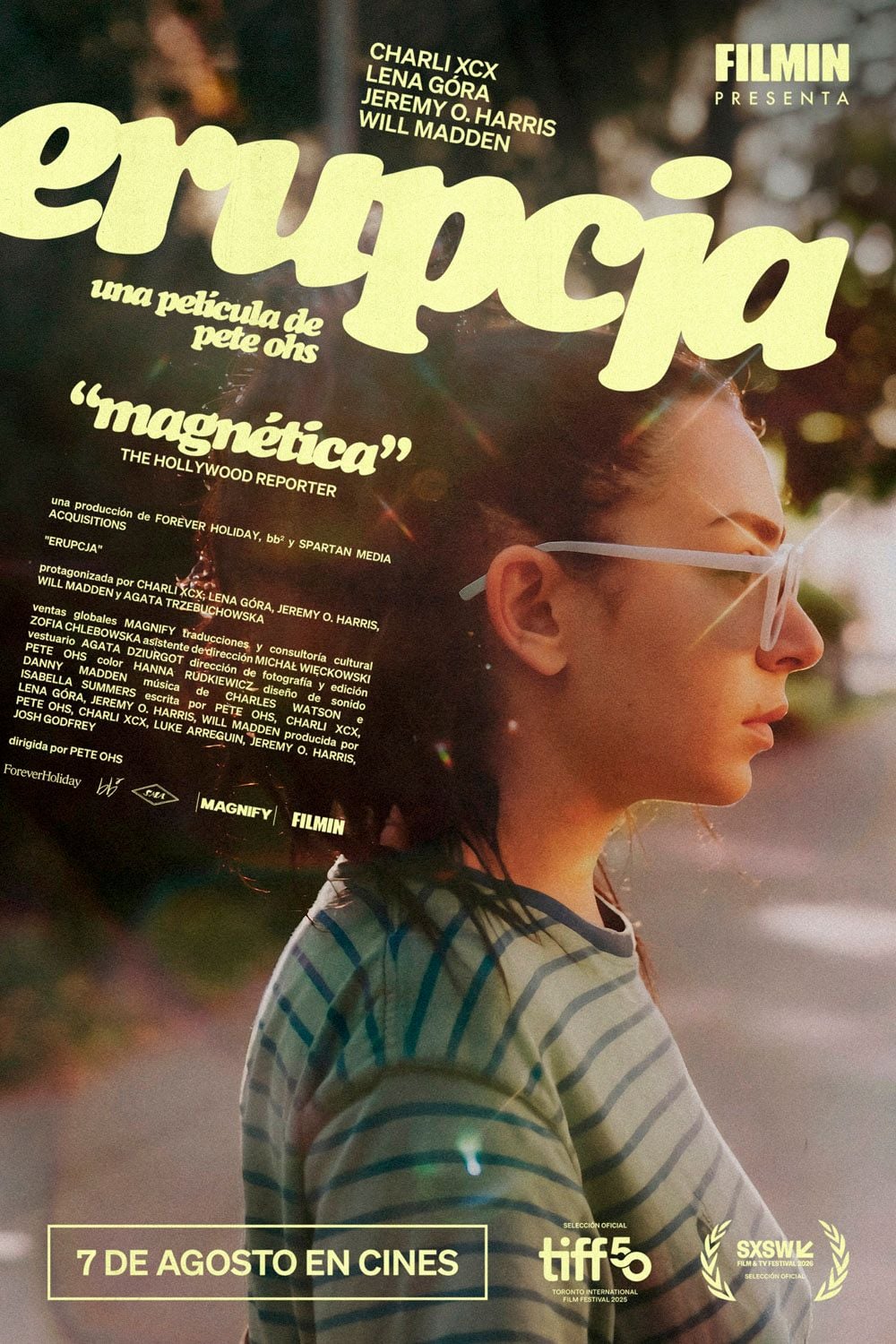 Cartel de la película Erupcja con Charli XCX, Lena Góra y Will Madden en un escenario nocturno de Varsovia.