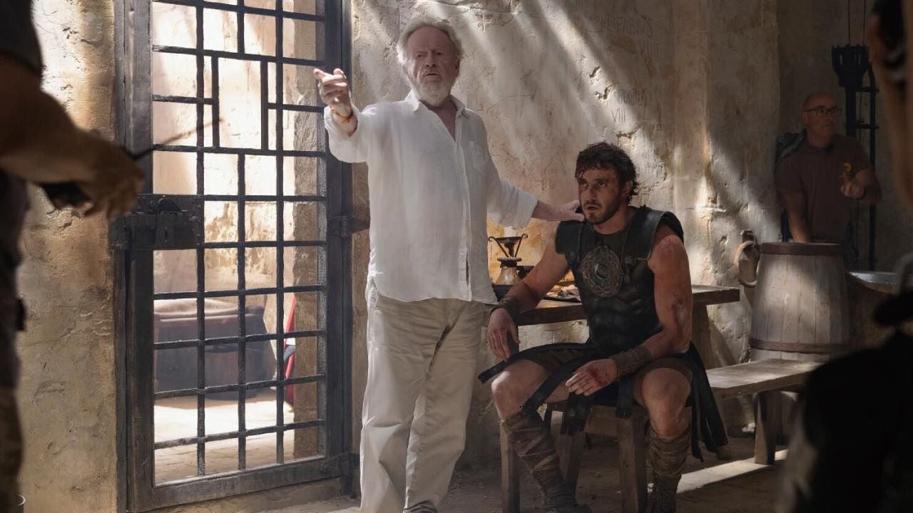 Ridley Scott dirigiendo a Paul Mescal en una imagen detrás de las cámaras de 'Gladiator II'