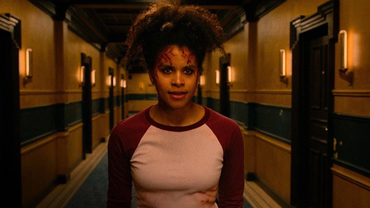 Zazie Beetz como Asia en 'Te van a matar'